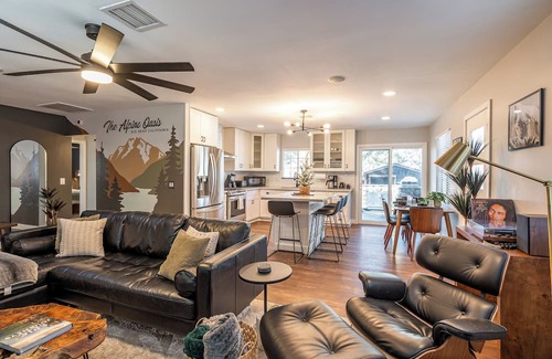 Big Bear City House | The Alpine Oasis: Sauna, Jacuzzi, Game Room!