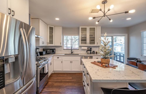 Big Bear City House | The Alpine Oasis: Sauna, Jacuzzi, Game Room!