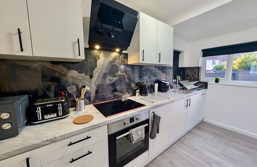 London Borough of Bexley House | Charming Bexleyheath House (Danson Park)