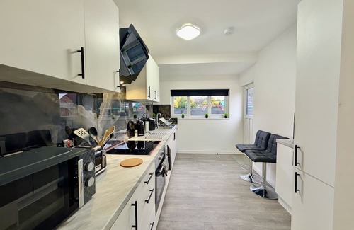 London Borough of Bexley House | Charming Bexleyheath House (Danson Park)