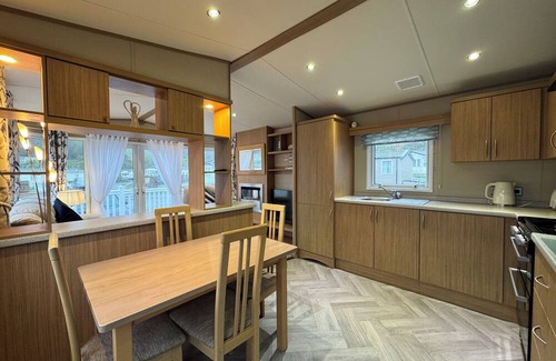 Challaborough House | Beach Coast Getaway in South Devon! Hill Views and on site entertainment,