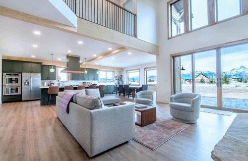 Driggs House | Grand Horizon Retreat - 7 Bdrm Luxury Home