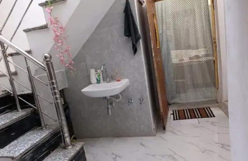 Allahabad House | Charming 1-bedroom building in beautiful Prayagraj with WiFi