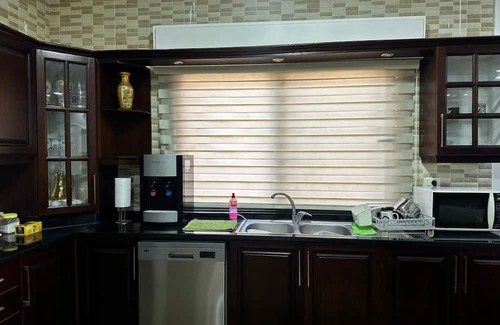 Suwailih Apartment | (8) 3-bedroom apartment near shopping and hospitals, free parking, WiFi, AC
