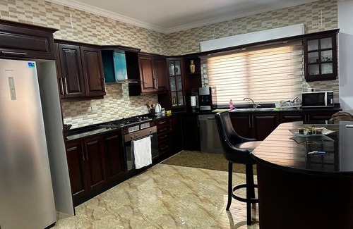 Suwailih Apartment | (8) 3-bedroom apartment near shopping and hospitals, free parking, WiFi, AC