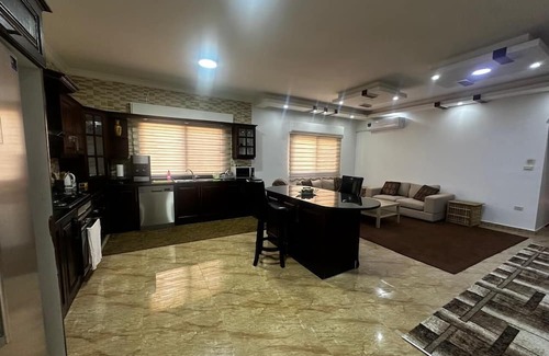 Suwailih Apartment | (8) 3-bedroom apartment near shopping and hospitals, free parking, WiFi, AC