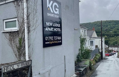 Margam Apartment | En-Suite Double Room, Microwave & Fridge, Parking