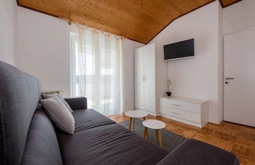 Rab Apartment | One bedroom apartment with terrace and sea view Palit, Rab (A-24303-c)