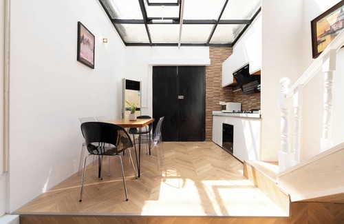Huaihai Road Commercial Area Apartment | A bedroom with 2 beds, 3 kilometers from the Bund.Shanghai