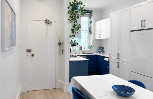 Coogee Apartment | Coogee- ARD18 - Arden Street - Oversized Art Deco 1BR Steps from Coogee Beach Pavilion