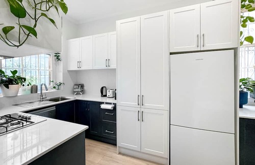 Coogee Apartment | Coogee- ARD18 - Arden Street - Oversized Art Deco 1BR Steps from Coogee Beach Pavilion