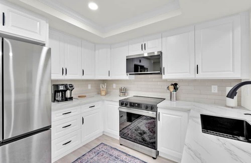 Woodbridge House | Woodbridge Beachy & Bright Townhome