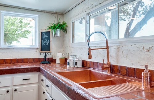 Mineral Wells House | Gorgeous Ridge View Retreat.Historic Casa.Sleeps 11 .Walk to River. ADA Acc.