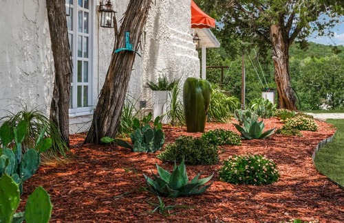 Mineral Wells House | Gorgeous Ridge View Retreat.Historic Casa.Sleeps 11 .Walk to River. ADA Acc.