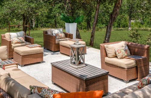 Mineral Wells House | Gorgeous Ridge View Retreat.Historic Casa.Sleeps 11 .Walk to River. ADA Acc.