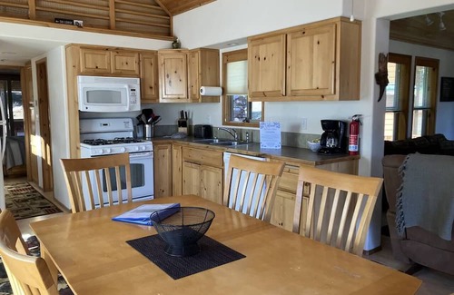Ashland House | Cabin #14 at Hyatt Lake Resort