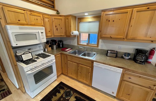 Ashland House | Cabin #14 at Hyatt Lake Resort
