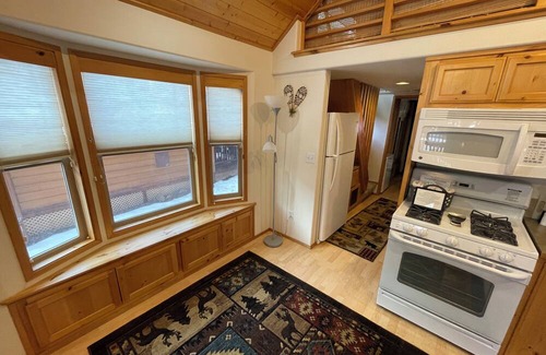 Ashland House | Cabin #14 at Hyatt Lake Resort