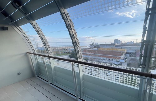 Marvila Apartment | Tagus River view studio in lovely Lisboa with WiFi, AC