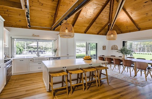 Wamberal House | Secluded acerage with floodlit tennis and basketball courts, pool, firepit and beautiful homestead