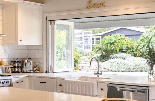 Wamberal House | Secluded acerage with floodlit tennis and basketball courts, pool, firepit and beautiful homestead