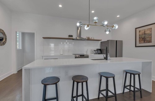 Katie Hill Neighborhood House | Spacious 8-bedroom 8-bathroom COMBO Listing in Downtown Broadway