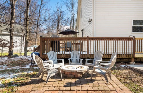 Tobyhanna House | Pet-Friendly Villa-FirePit-HotTub-Sleeps14