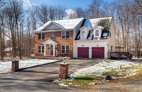 Tobyhanna House | Pet-Friendly Villa-FirePit-HotTub-Sleeps14