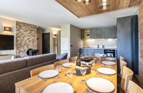 Risoul Apartment | Ski-in/ski-out & foot of the slopes, swimming pool, sauna, hammam, balcony, tv, ski locker, 82-92m²