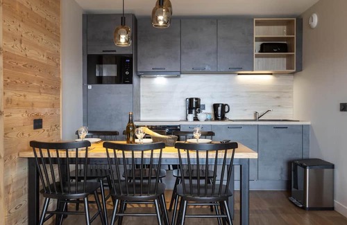 Risoul Apartment | Ski-in/ski-out & foot of the slopes, swimming pool, sauna, hammam, balcony, tv, ski locker, 65m²