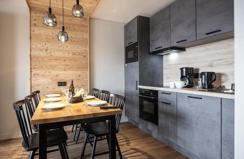 Risoul Apartment | Ski-in/ski-out & foot of the slopes, swimming pool, sauna, hammam, balcony, tv, ski locker, 96-102m²