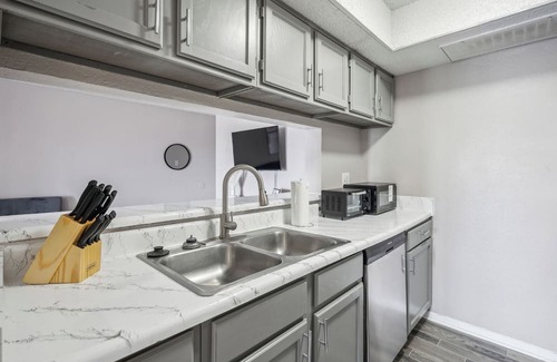 Bedford Apartment | 3001 Crystal Springs 922 I Spacious 1 Bed 1 Bath