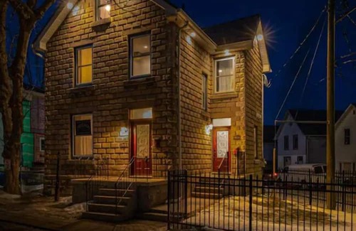 Inner Harbour Apartment | 1 bedroom modern suite, close to downtown.