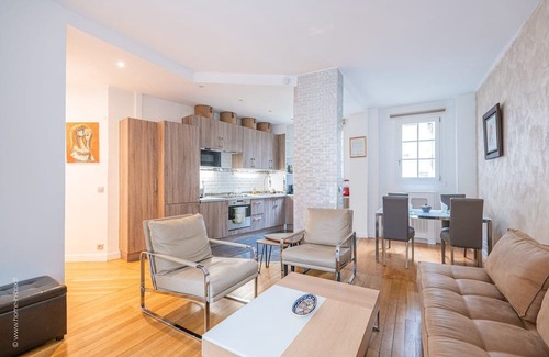 Neuilly-sur-Seine Apartment | Le Parisien ~ Champs Elysées ~ Near Metro