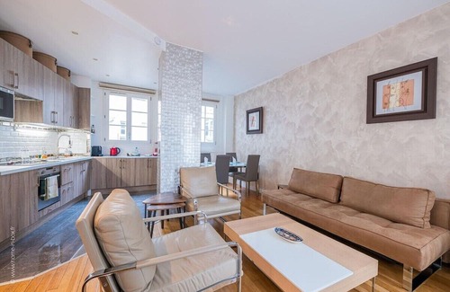 Neuilly-sur-Seine Apartment | Le Parisien ~ Champs Elysées ~ Near Metro