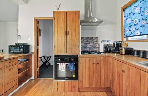 Hamilton East Cottage | Charming, central 2-bedroom cottage in superb Hamilton East near gardens & cafes