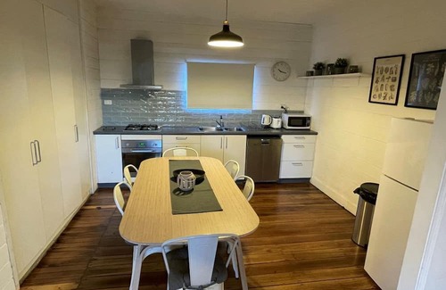 Armidale Cottage | The Bower - peaceful and cosy in central Armidale