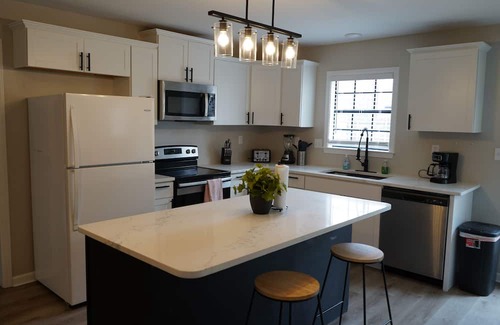 Ellendale House | Modern & Roomy 5- Bedrooms Home with Pool, Near Shelby Farms Park