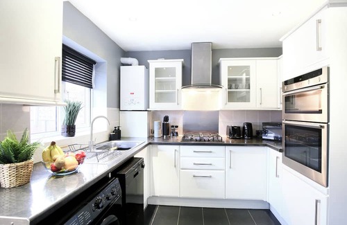 Lower Edmonton House | Discount on long term stays - good for contractors or home relocators