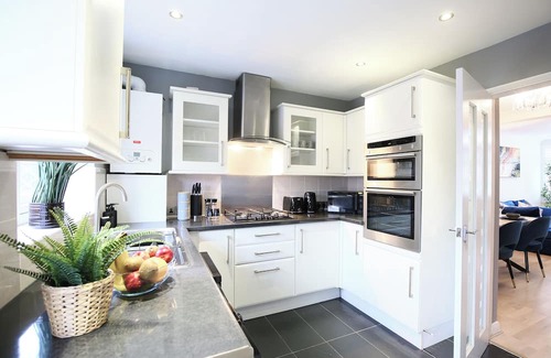 Lower Edmonton House | Discount on long term stays - good for contractors or home relocators