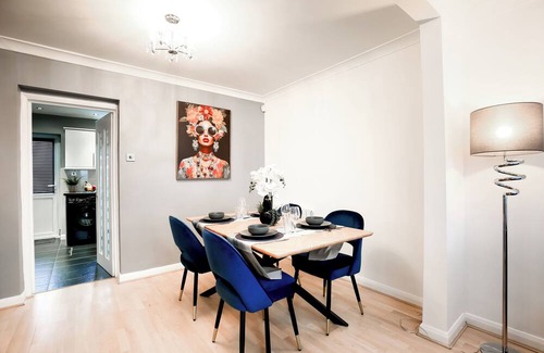 Lower Edmonton House | Discount on long term stays - good for contractors or home relocators