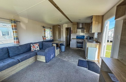 Harwich House | Superb caravan at Dovercourt Park, sleeps 8 ref 44202C