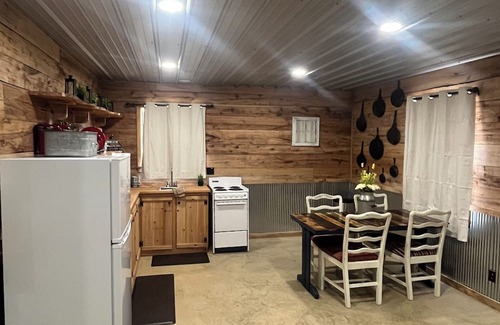 Ripley Cabin | Welcome to The Outskirts! Comfy Cabin Studio perfect for that weekend getaway.
