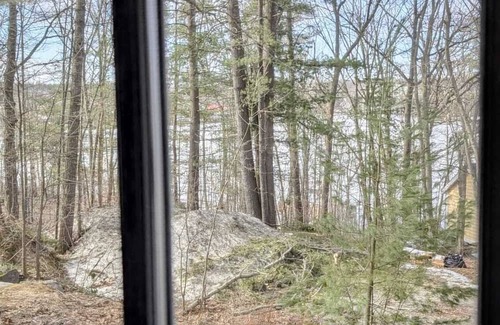 Gravenhurst Cottage | Charming 3-Bedroom Lakeview Escape in Muskoka – Tranquility Awaits (Hot Tub)