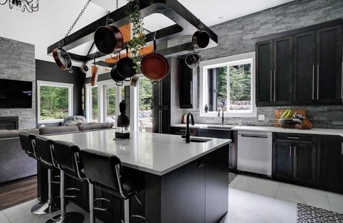 Shawnigan Lake House | Shawnigan Lake Retreat with Theatre