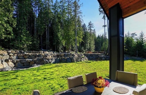 Shawnigan Lake House | Shawnigan Lake Retreat with Theatre