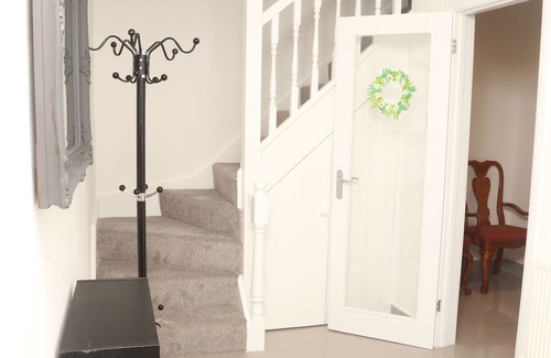 Oxford House | Spacious modern 3 bedroom house 4 you, me and them