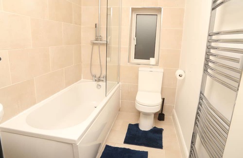 Oxford House | Spacious modern 3 bedroom house 4 you, me and them