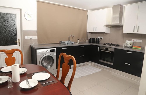 Oxford House | Spacious modern 3 bedroom house 4 you, me and them