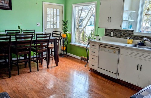 Allouez House | Spacious 4-bedroom house in peaceful Green Bay with AC, Free Wi-Fi